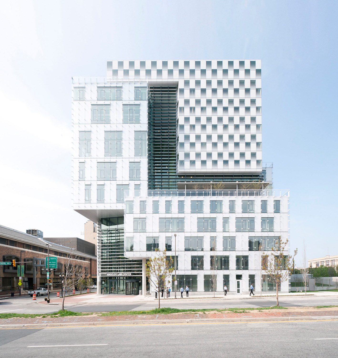 Das Universitätsgebäude setzt sich aus unterschiedlichen Volumen und Funktionsbereiche zusammen, die an der Fassade deutlich ablesbar sind