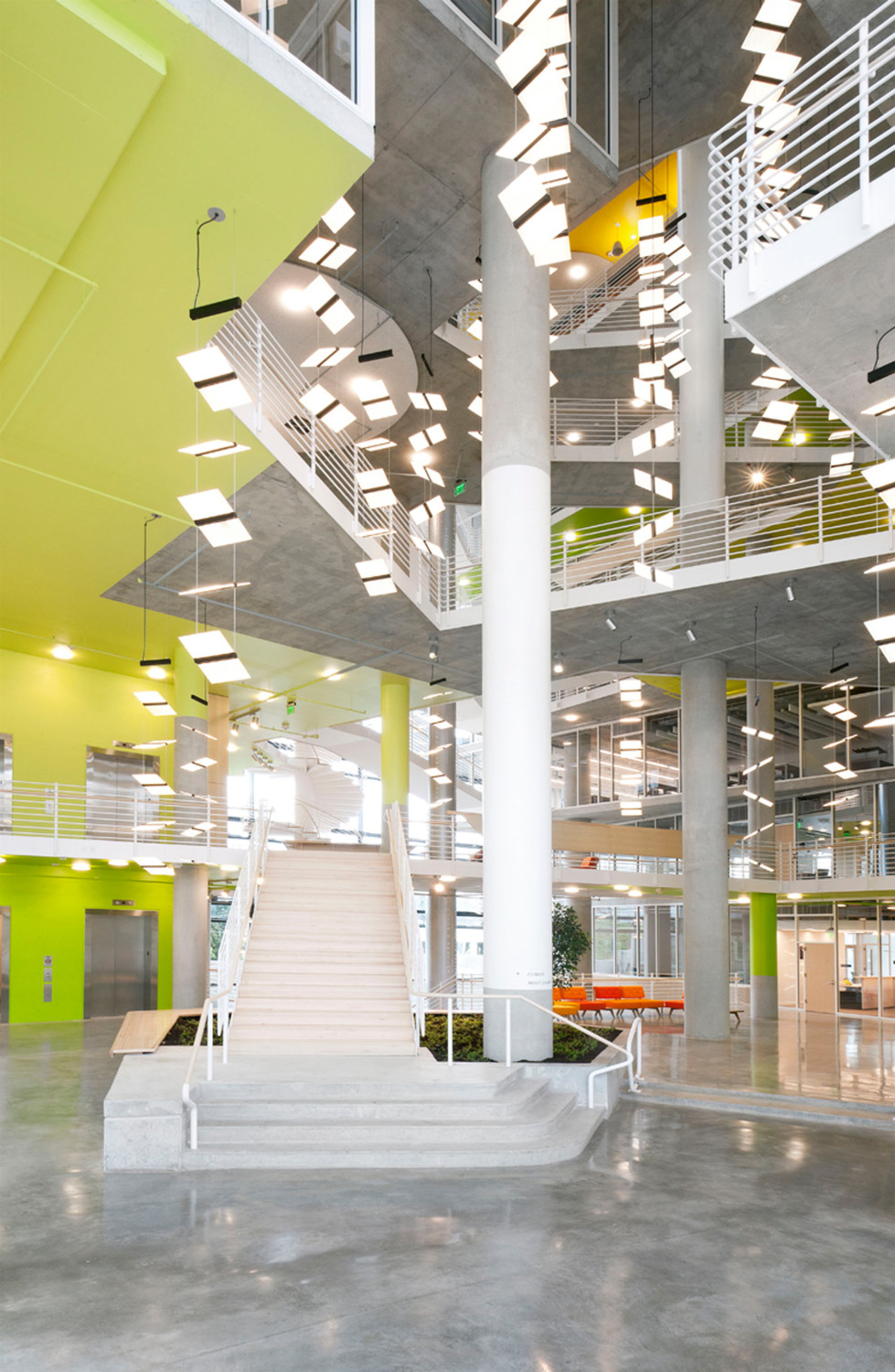 Blick in das zentrale Atrium, das mit Treppen, Rampen und Stegen die verschiedenen Räume und Zonen verbindet