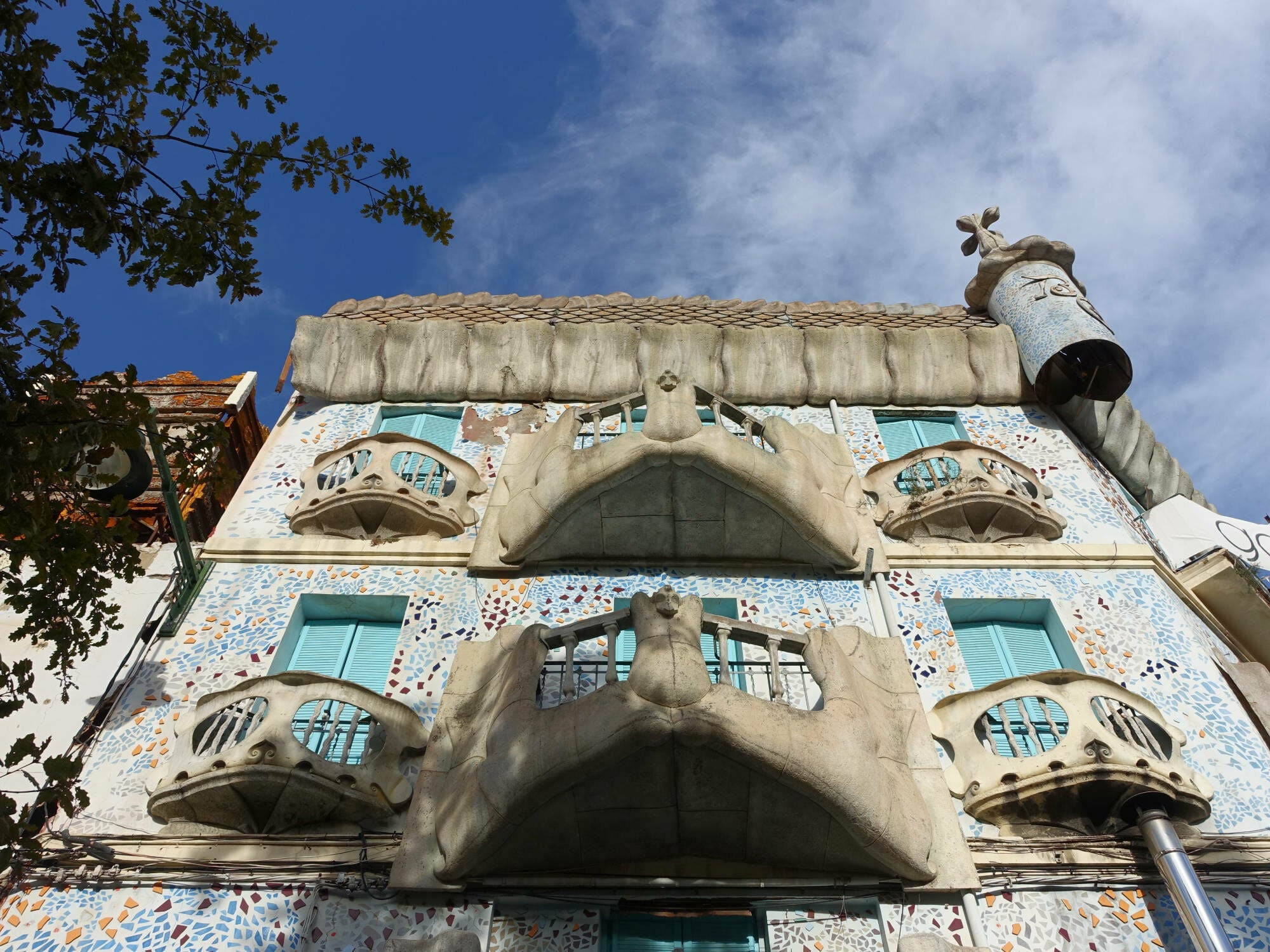 Im Stil von Antoni Gaudí gestaltetes Gebäude mit Trencadis an der Fassade in Alcoy (Alicante).