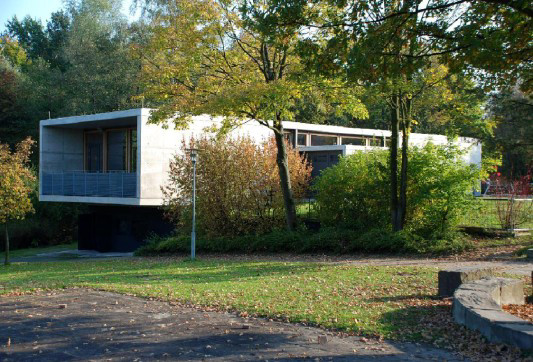 Betonkubus mit Auskragung