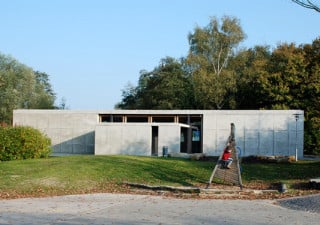 Seitenansicht mit Eingang im angestelltem Betonkubus