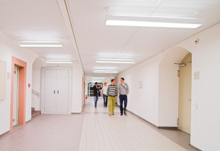 Eine Brandschutzunterdecke schützt Personen in Fluchtwegen