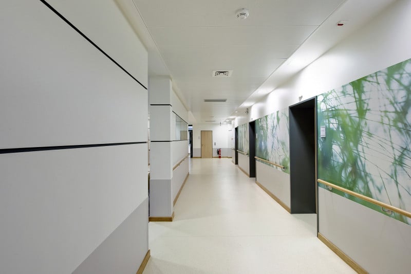 Das Deckensystem ist in vielen Farben, mit oder ohne Perforation erhältlich