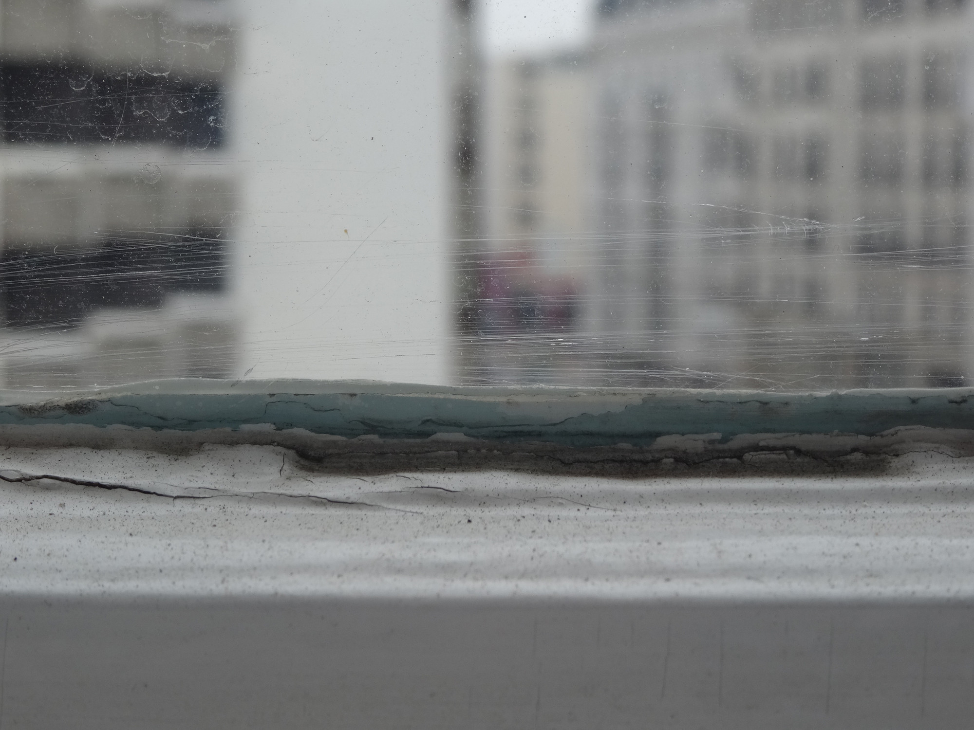 Verkratzte Fensterglasscheibe