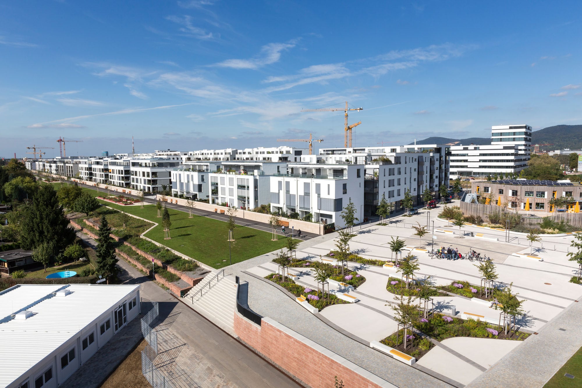 Blick aus südlicher Richtung auf die Bahnstadt mit Wohnbebauung, Schwetzinger Terrasse, Kita und Sky Labs