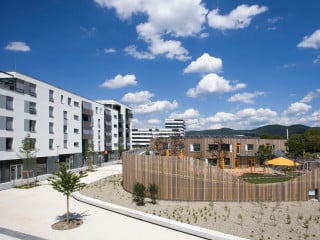 Die vier- bis fünfgeschossige Wohnbebauung der Architekten Hübner + Erhard fasst den Hof im Südosten; daneben ist die Kita nach Plänen von Behnisch Architekten