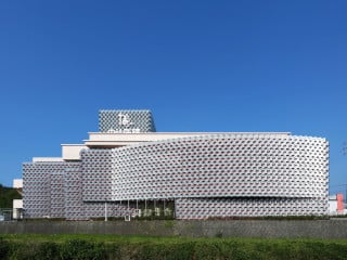 Die Hauptfassade der Klinik entlang der Straße zum Mount Yoshino hat ein auffälliges Kleid aus Aluminium erhalten 