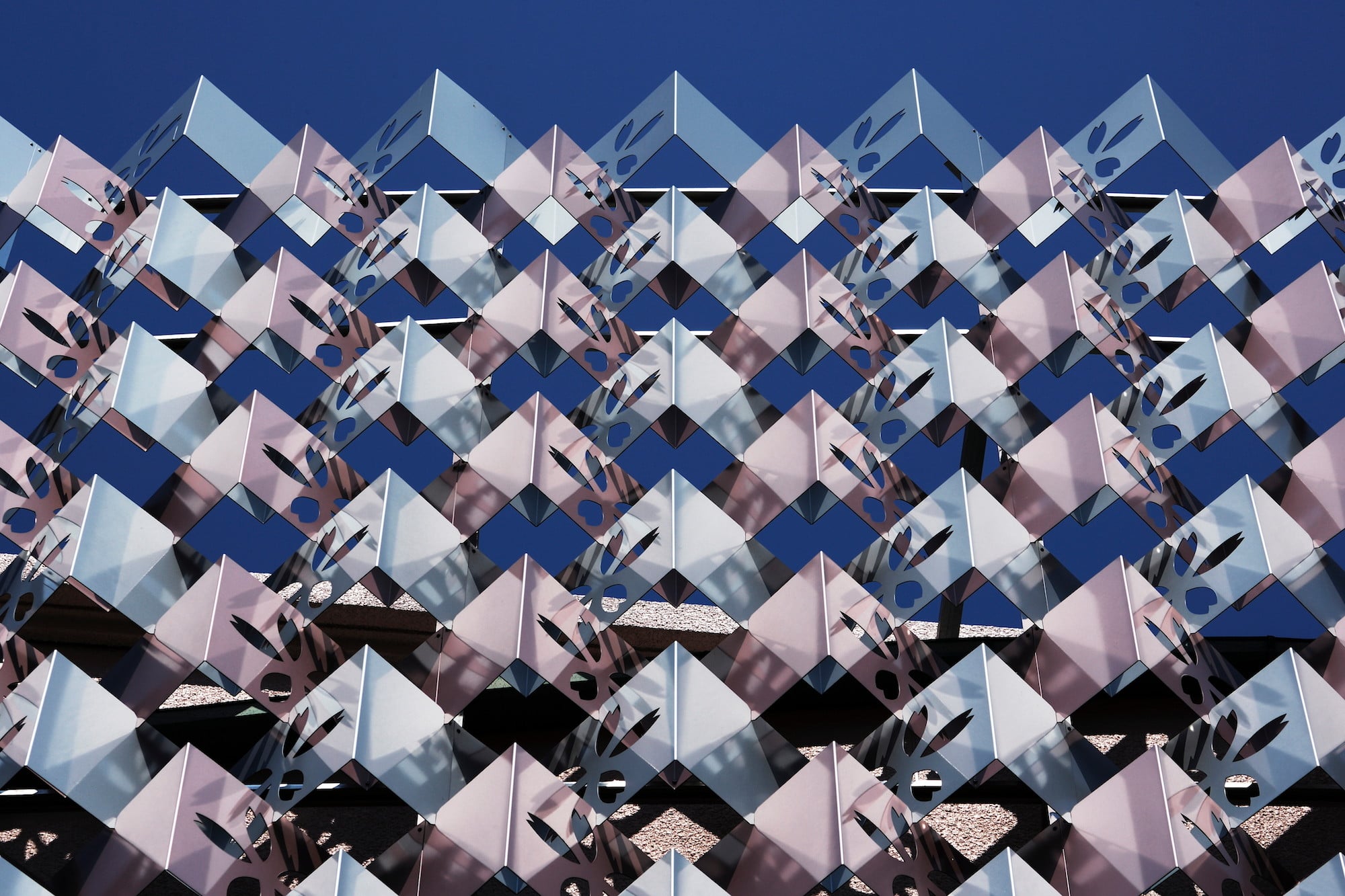 Die Analogie zu den zahlreichen Kirschbäumen am Mount Yoshino ist unübersehbar: Aluminiumpaneele in Silber und Rosa mit eingefrästen Blumenmustern