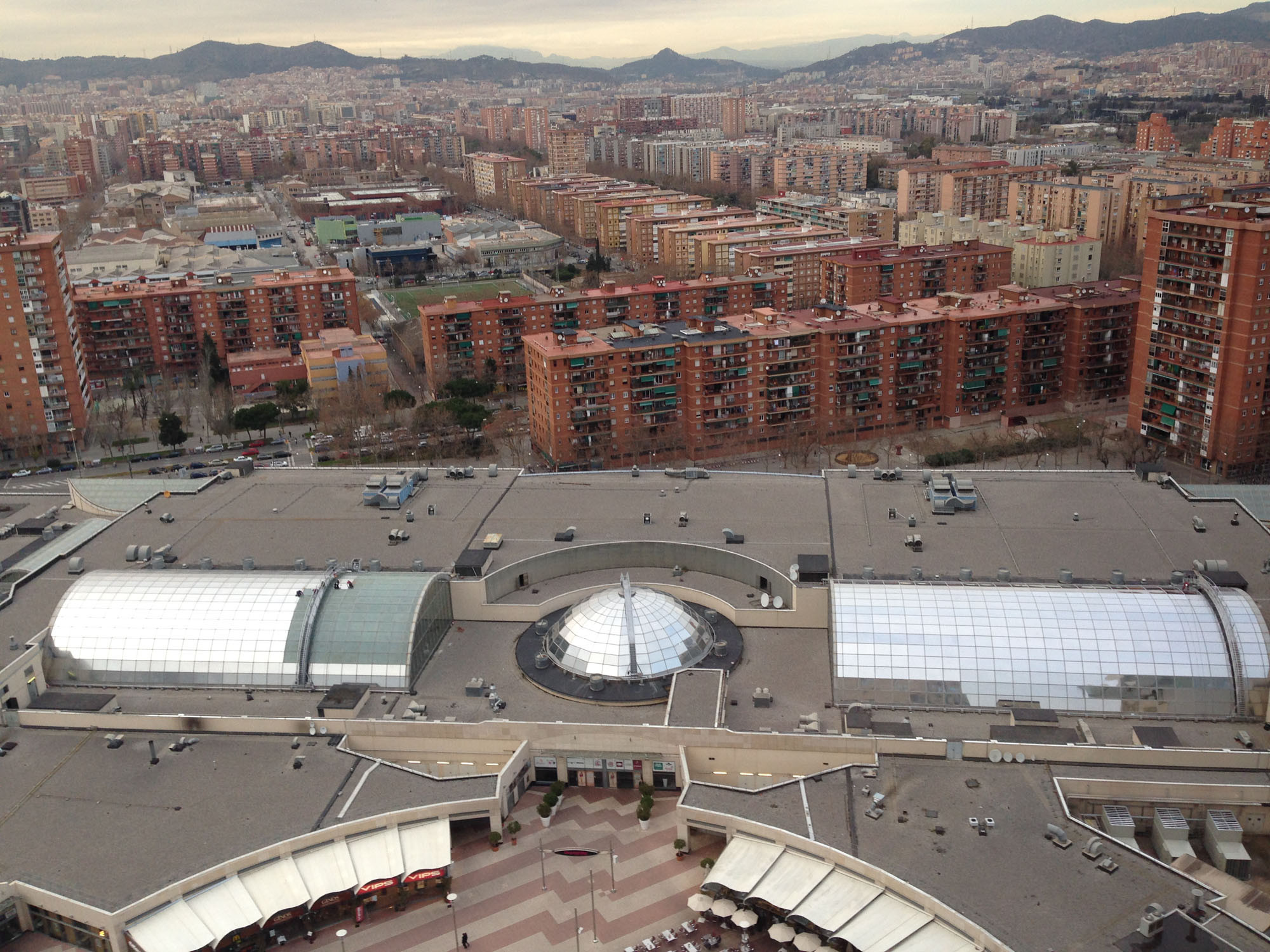 Montage der Hitzeschutzfolie auf den Glasdächern einer Shopping Mall in Barcelona