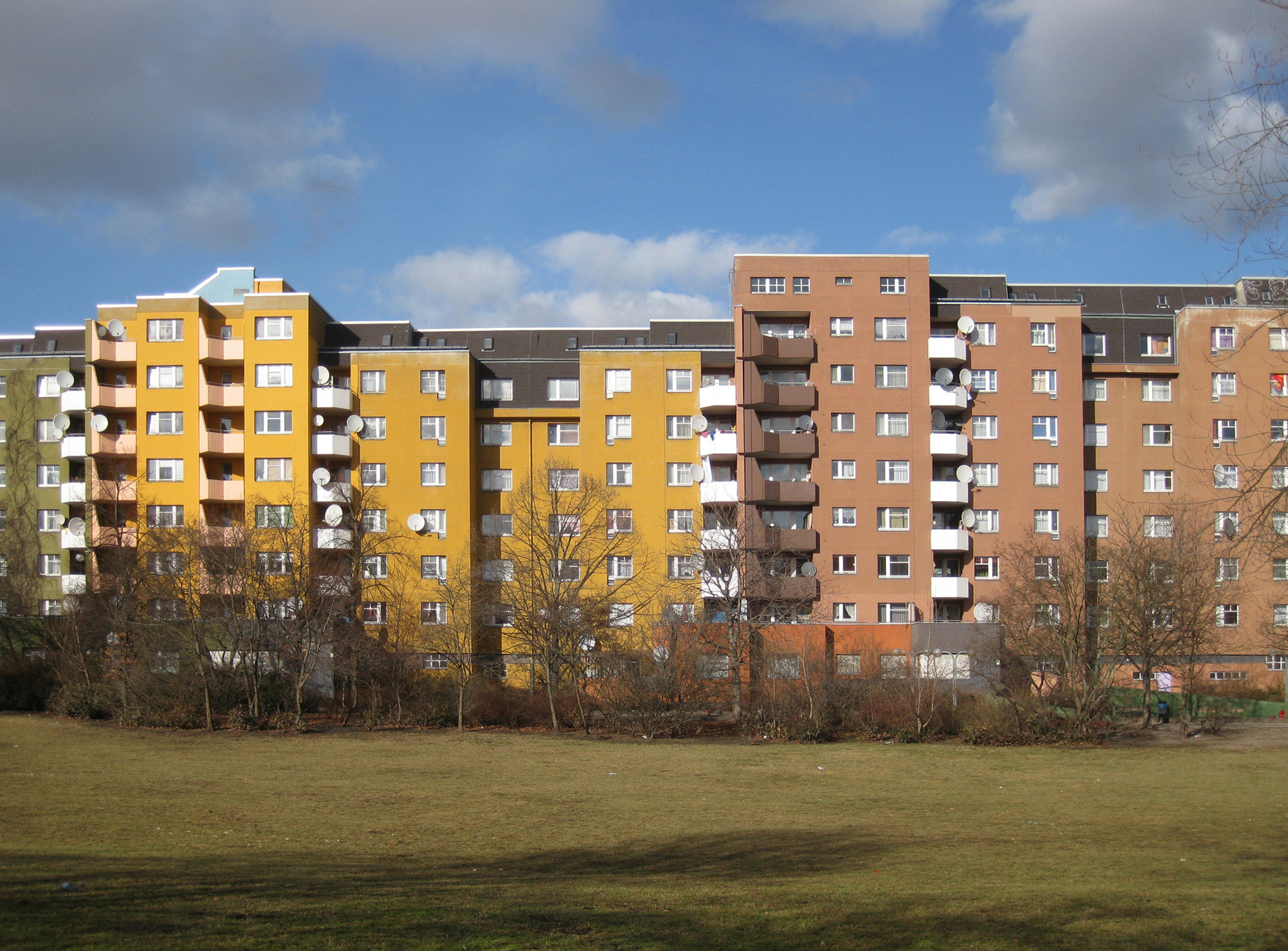 Sozialer Wohnungsbau in Berlin-Kreuzberg: Die Gebäudeabschlusswände (Brandwände) sind auch durch die Farbgestaltung ablesbar