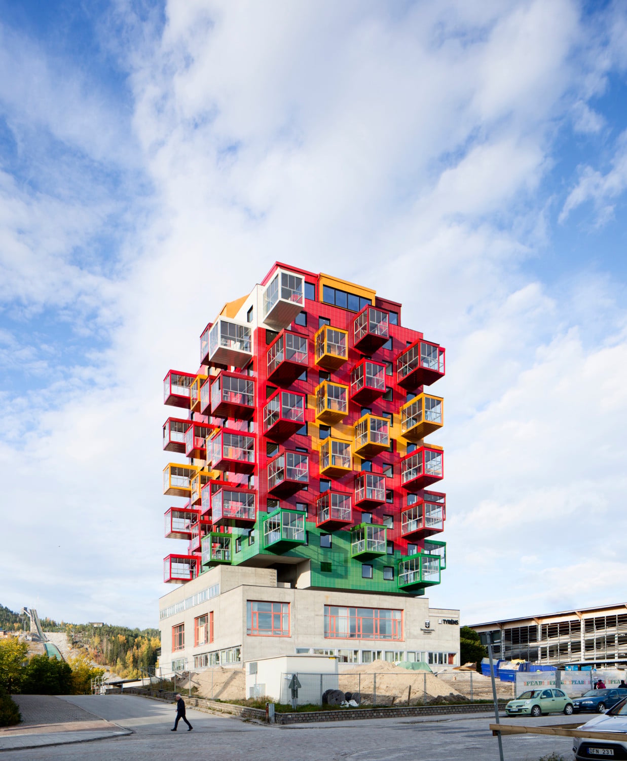 Der Wohnturm erhebt sich auf einem 1967 errichteten Betonbau
