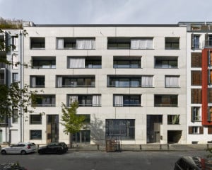 Die nach Süden weisende Straßenfassade verbirgt diskret die unterschiedlichen Raumprogramme und ist gleichzeitig konstruktiver Sonnenschutz