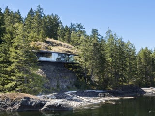 Südostansicht: Auf einer Höhe von 44 Metern thront das Wohnhaus über dem Wasser