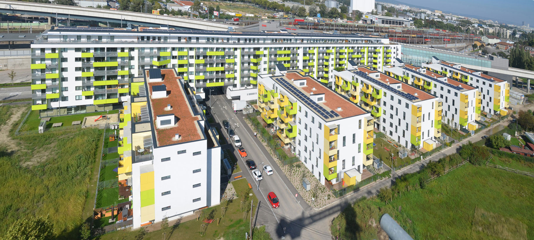 Im Gebäudekomplex sind 264 Wohneinheiten 264 Wohneinheiten, vier Büros und vier Geschäfte untergebracht