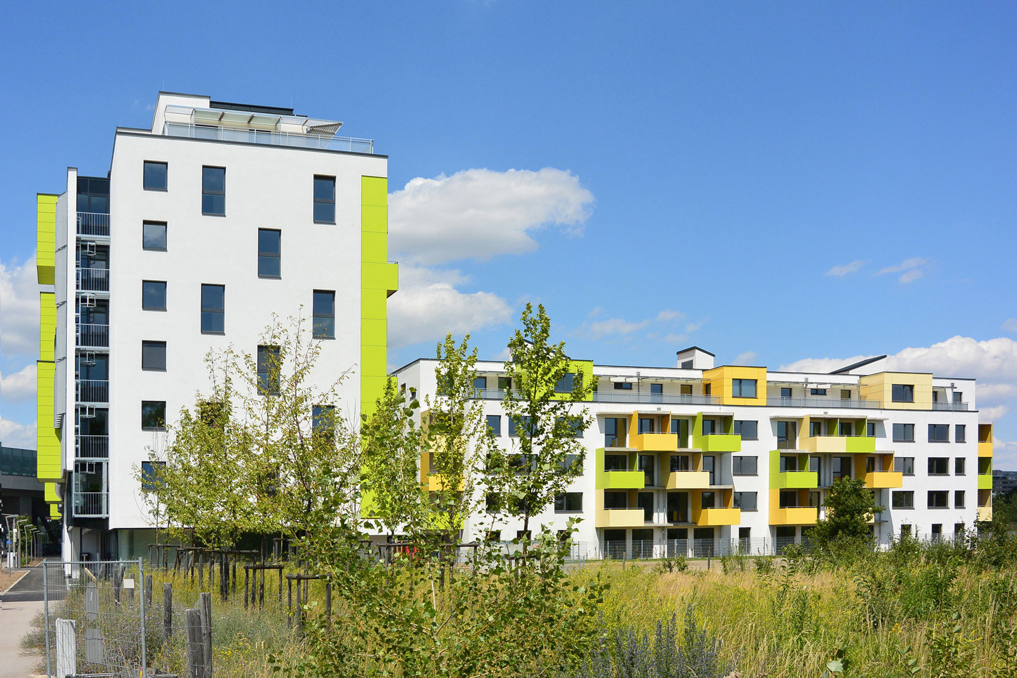 Auch für die niedrigeren Zeilenbauten sind die farbig hervortretenden Balkone und Loggien charakteristisch