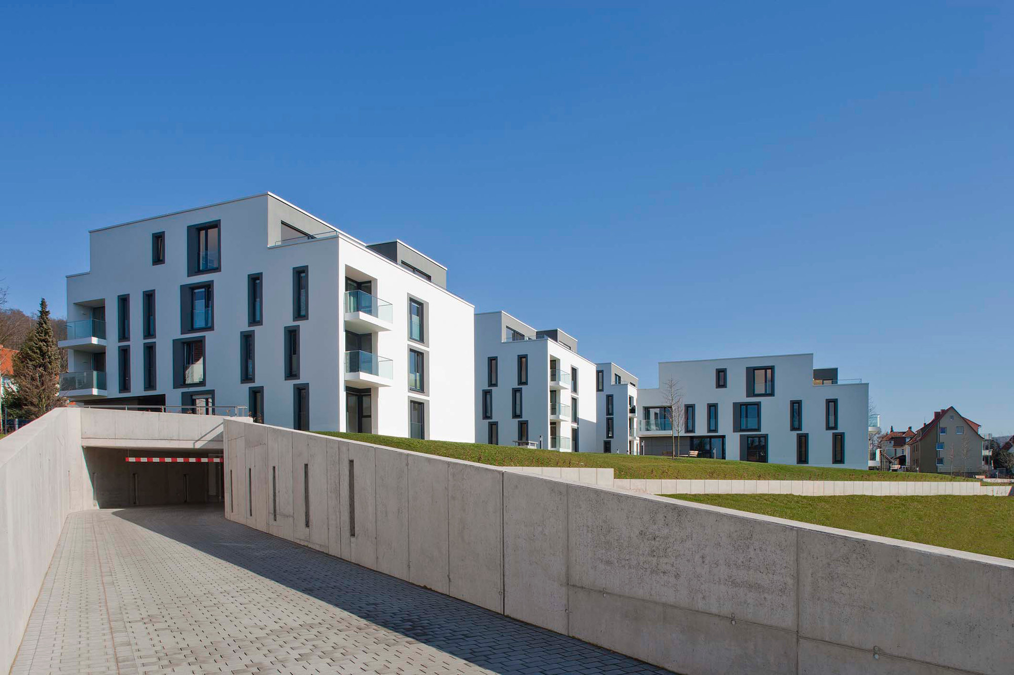 Einfahrt zur Tiefgarage, die vom halböffentlichen Park überdeckt wird (Westansicht)