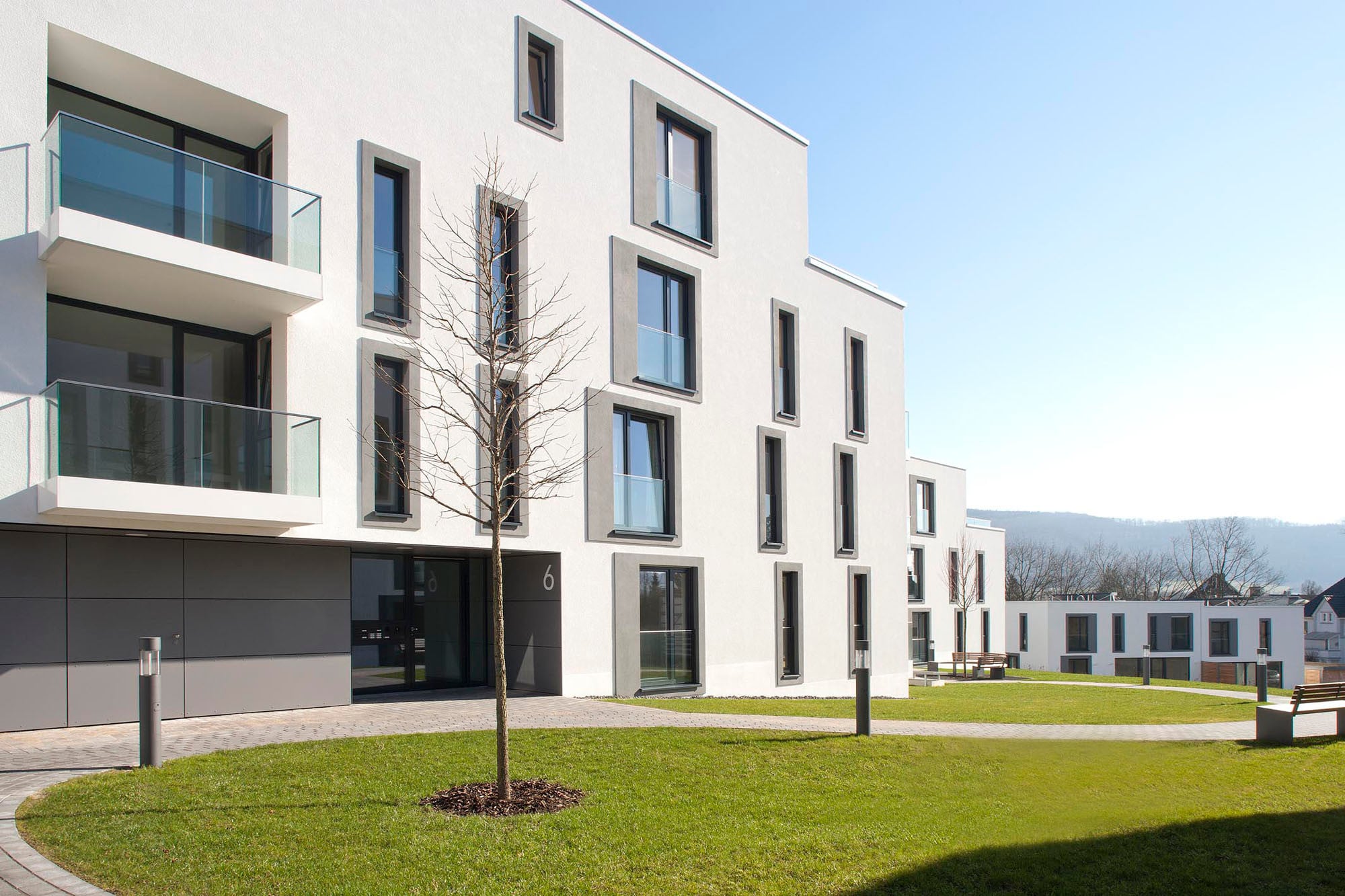 Westseite eines Mehrfamilienhauses mit Eingang