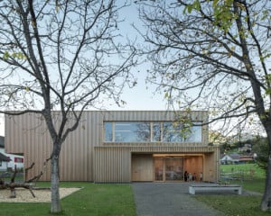 Kindergarten in Passivhaus-/Plusenergiebauweise: Außen kompakt, innen vielschichtig