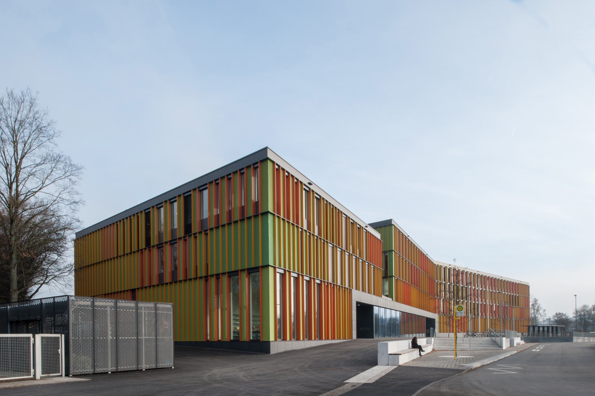 Ein Knick im Gebäudevolumen markiert den Haupteingang und die interne Gliederung in Realschule und Ganztagszentrum