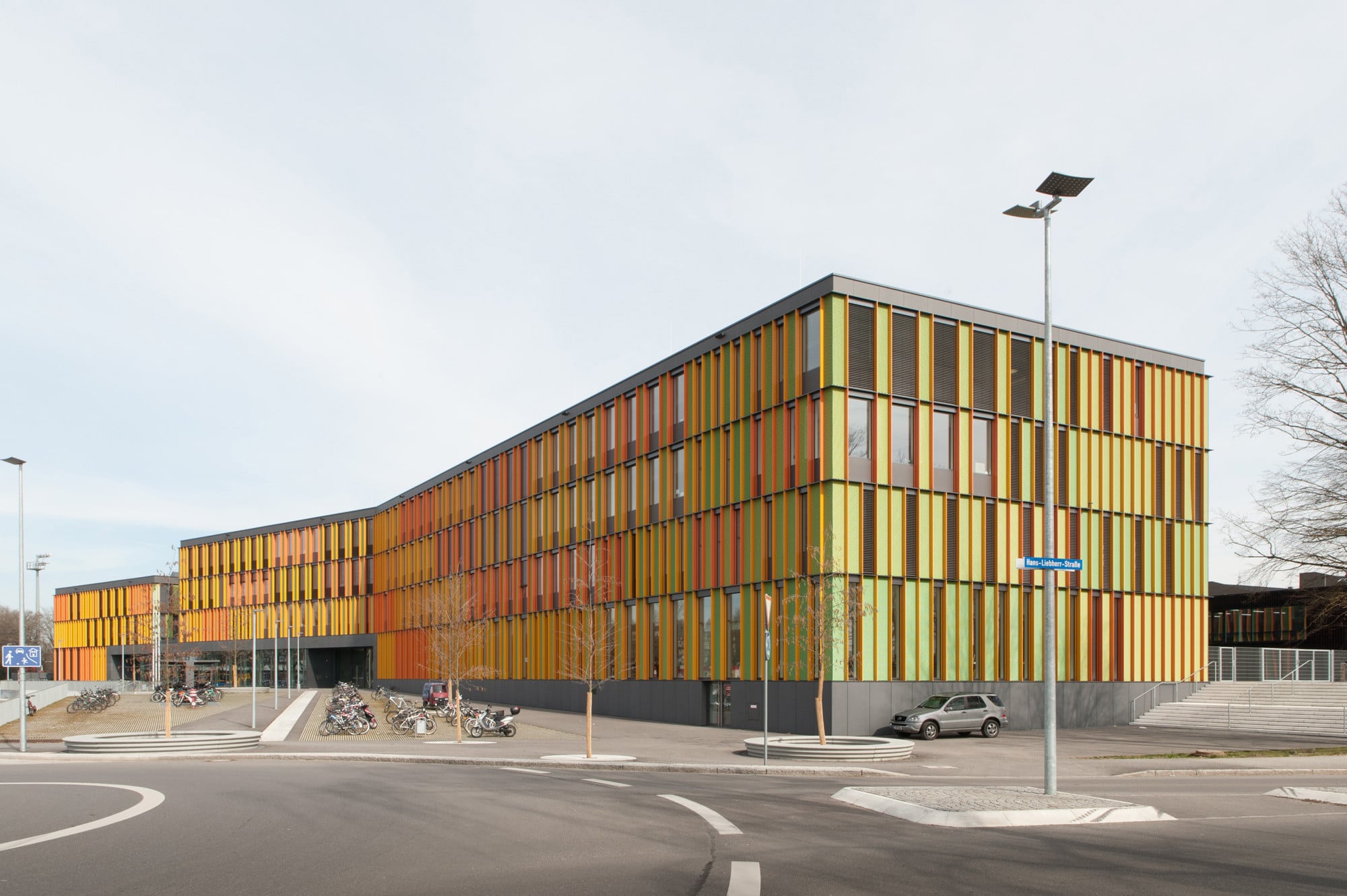 Das drei- bis viergeschossige Bildungszentrum reiht sich in die sogenannte Schul- und Sportmeile ein, die alle weiterführenden Schulen und Sportstätten des Landkreises versammelt