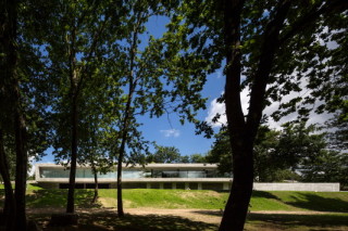 Ansicht Süd: Das lang gestreckte Wohnhaus fügt sich gut in die terrassierte Landschaft ein