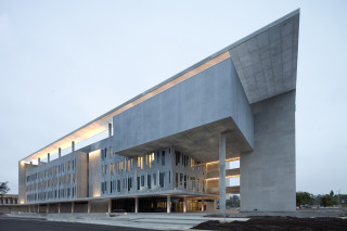 Die vielschichtig gegliederte Südfassade mit sich herausschiebender Betonbox und Flugdach
