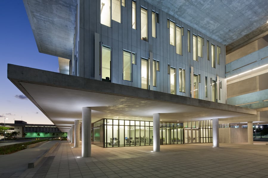 Durch die weit auskragende Betondecke entsteht ein geschützter Eingangsbereich
