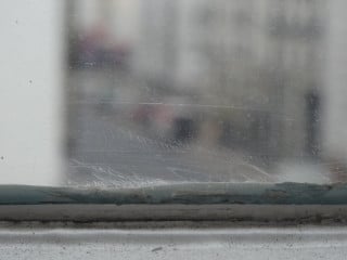Verkratzte Glasoberfläche