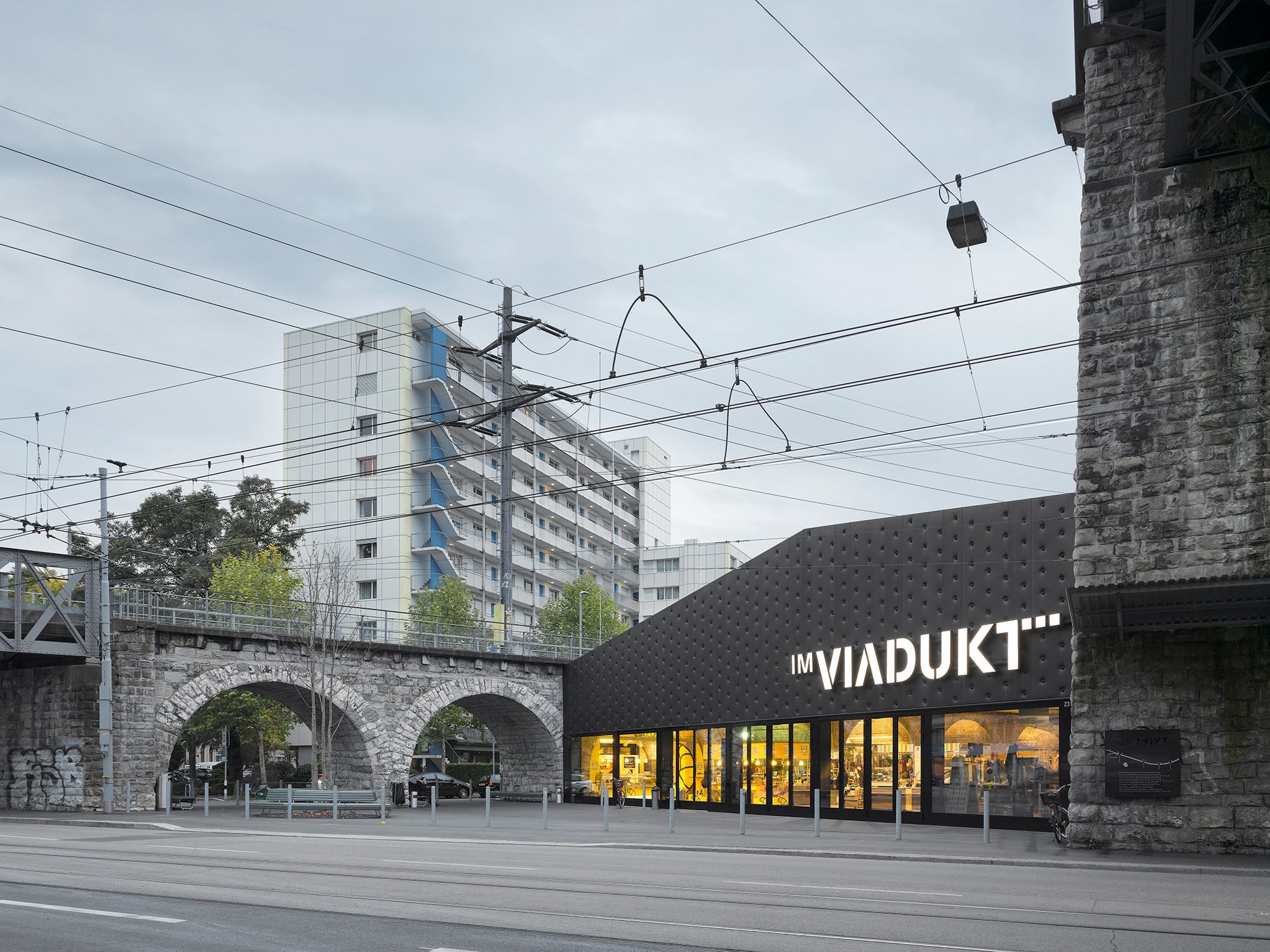 Der Hauptzugang zur zwischen den Viadukten gelegenen Markthalle erfolgt von Nordosten über die Limmatstraße