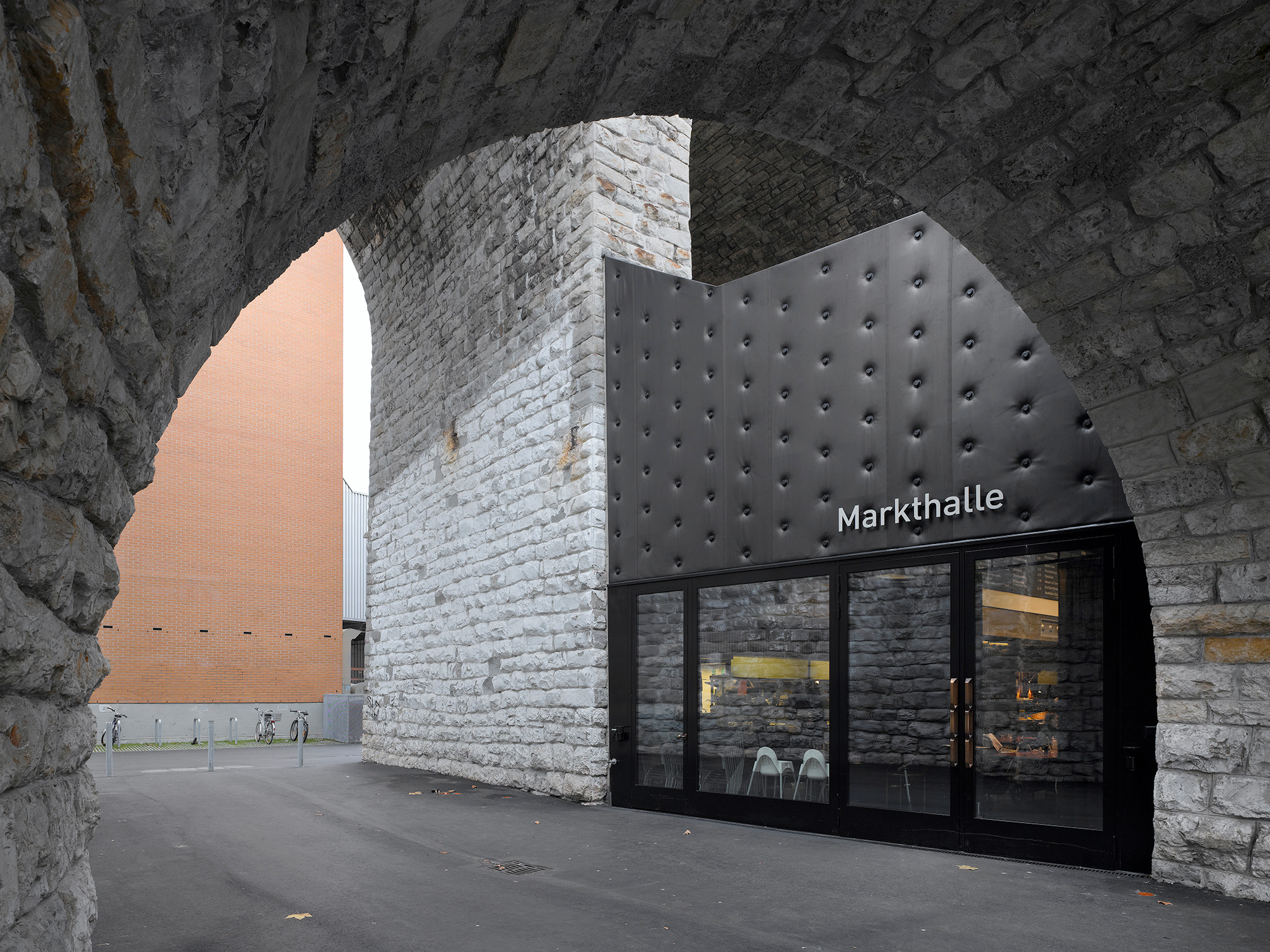Die Fassade der Markthalle ist mit EPDM-Folie bekleidet, die mit Klemmhaltern fixiert und mit Mineralwolle unterfüttert ist, wodurch ein Polstereffekt entsteht