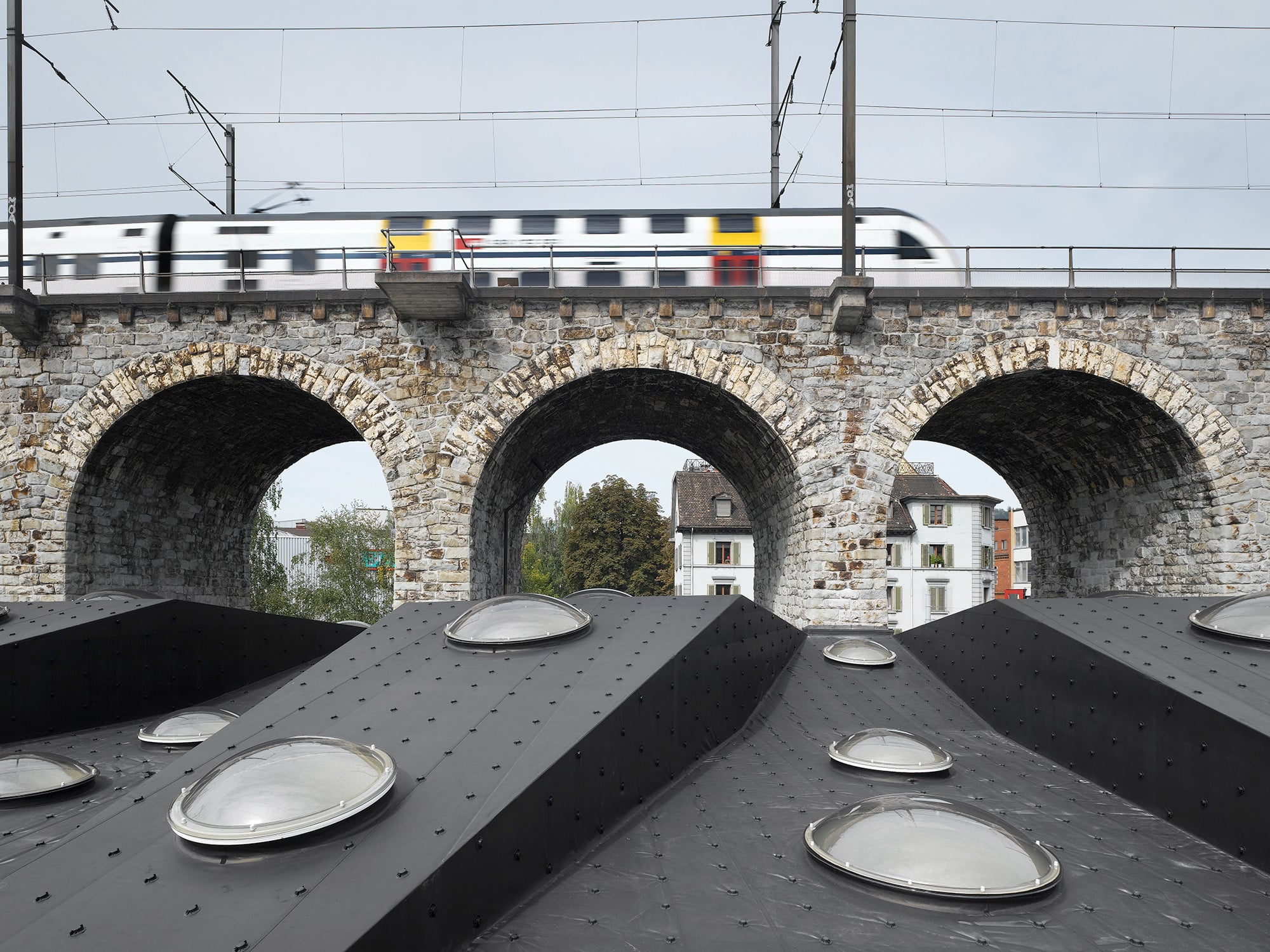 Das charakteristische Dach der Markthalle ist mit EPDM-Folie bekleidet, transparente Oberlichtkuppeln belichten die Marktstände darunter