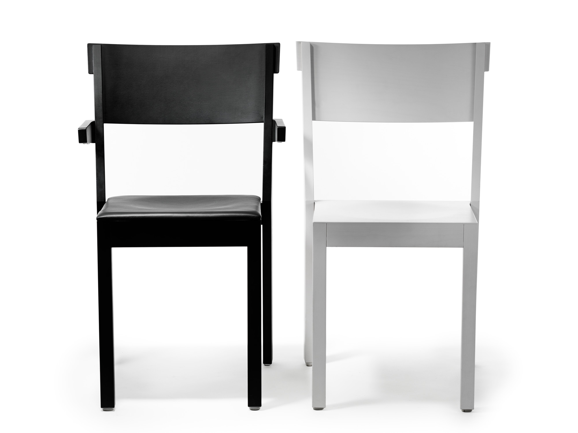 Der Akustik Chair ist ein robuster Holzstuhl aus massiver Birke mit einer schallabsorbierenden Lochplatte unter der Sitzfläche (rechts das Standardmodell Akustik I und links der Akustik II mit kurzen Armlehnen)