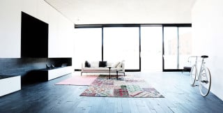 Schieferboden in einem großzügigen Wohnraum, der sich nach Westen öffnet und dem eine breite Dachterrasse vorgelagert ist