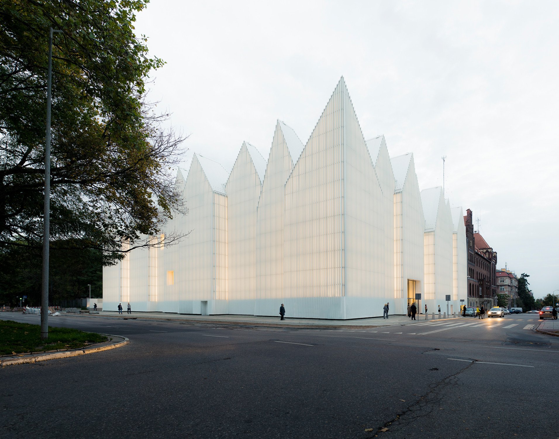 Die neue Philharmonie nimmt einen halben Block ein; hier die südwestliche Gebäudeecke mit dem Haupteingang rechts