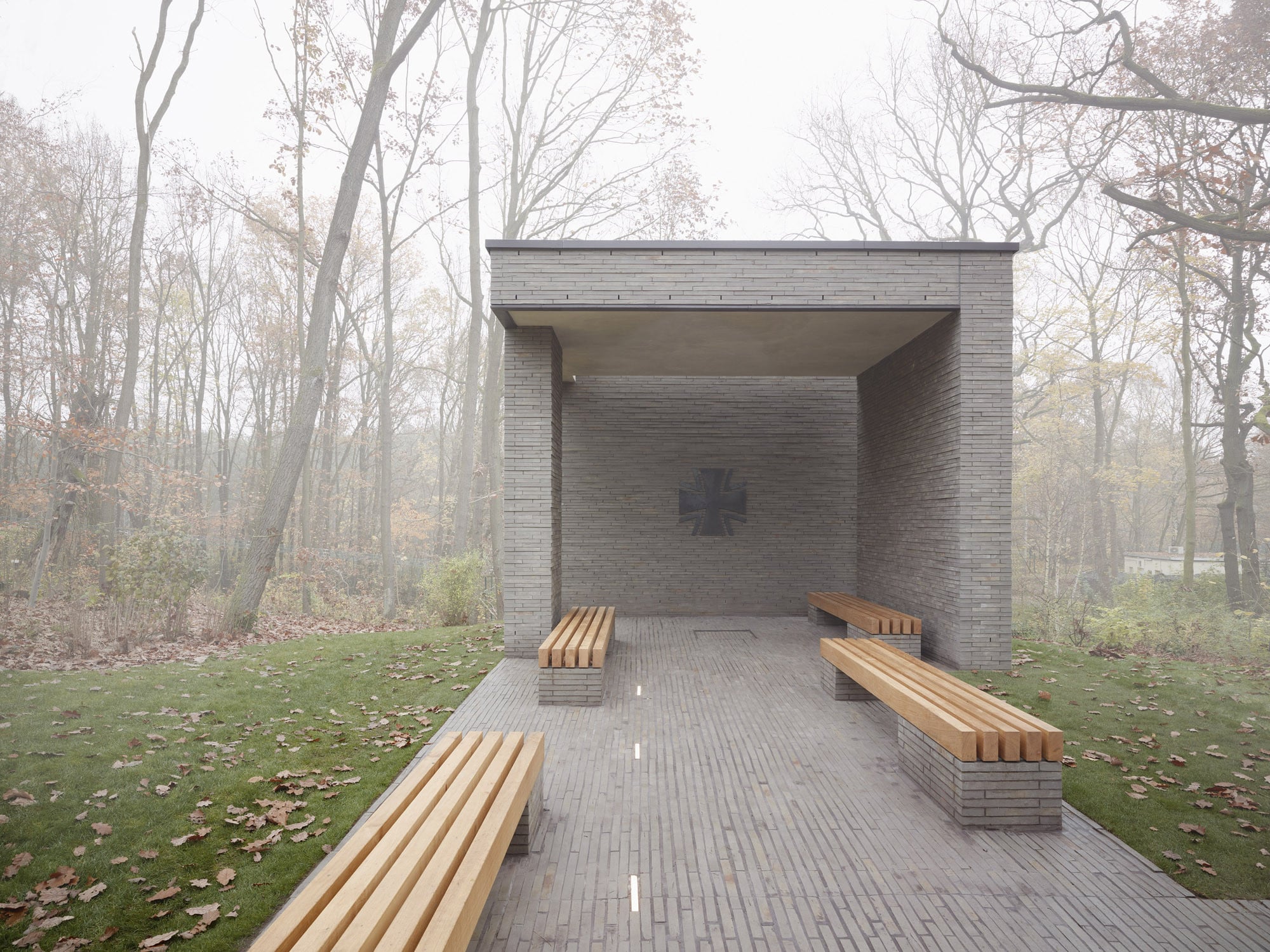 Das zentrale Element der Gedenkstätte ist ein 150 Meter langer Weg der Erinnerung mit baulichem Auftakt und Abschluss