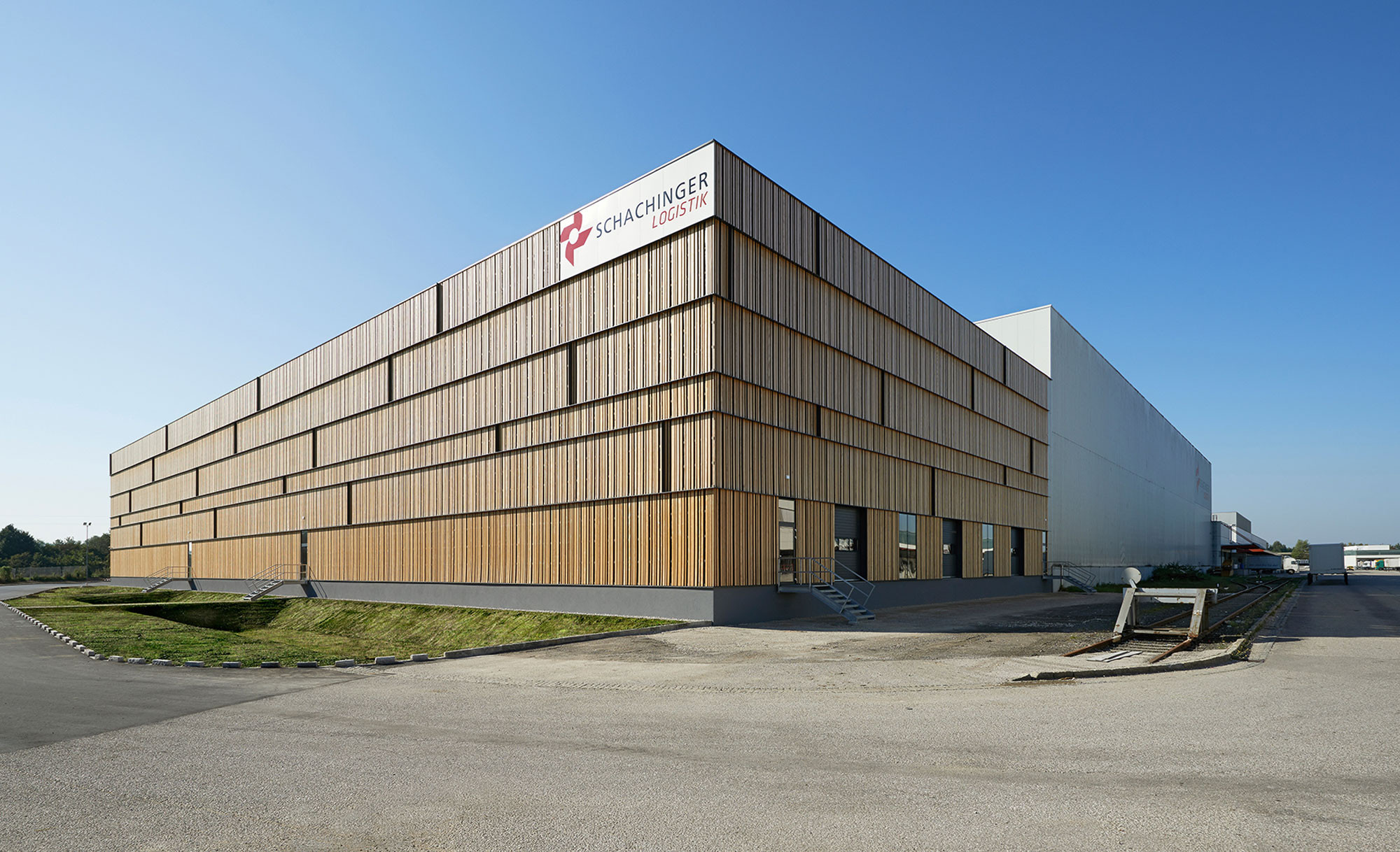Ansicht Nord: Das Logistikgebäude schließt an ein bestehendes Lager auf dem Firmenareal an