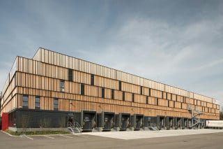 Südostfassade: Der Warenaustausch von mehreren hundert Tonnen pro Tag erfolgt über 14 wärmebrückenfrei ausgeführte Laderampen