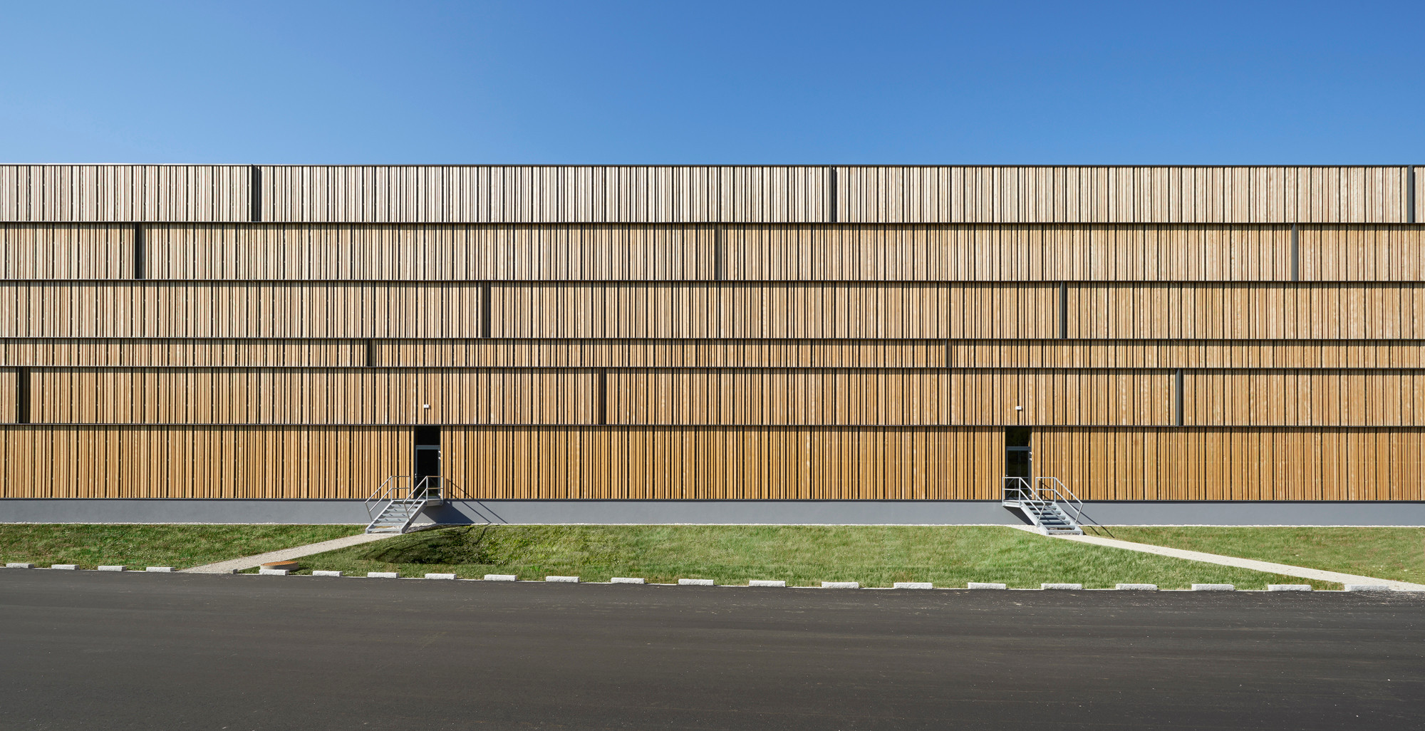 Nordostfassade: Senkrechte Holzlatten erzeugen einen Effekt, der an einen Barcode denken lässt 