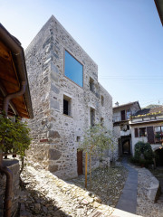 Das historische Steinhaus wurde umfangreich saniert, dank einer Innendämmung konnten die Natursteinwände erhalten bleiben