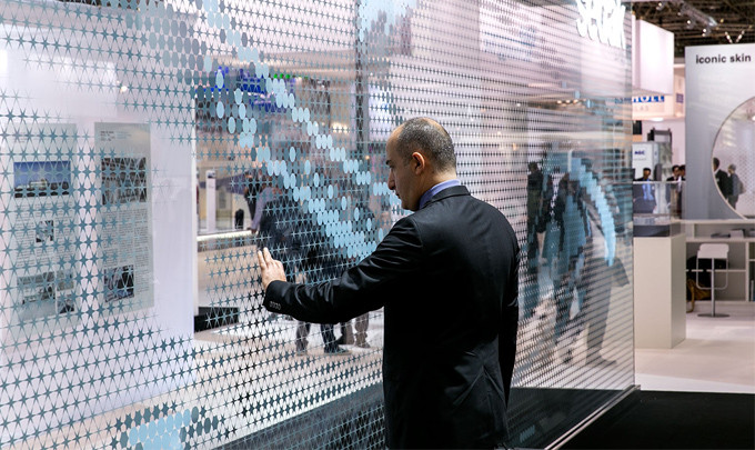 Auf der Glasstec 2014 war eine beidseitig bedruckte Glasscheibe im Format 3,20 x 14,00 Meter ausgestellt