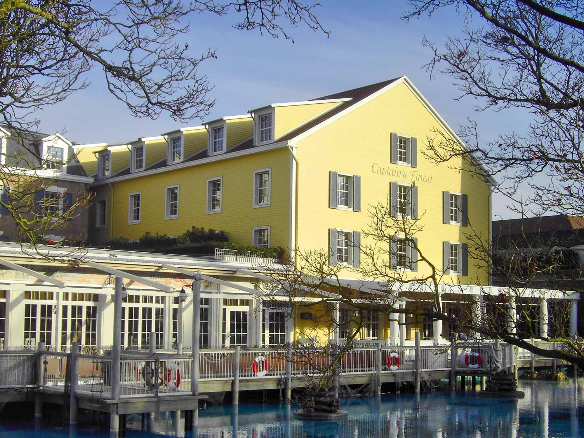 Referenzgebäude in der Farbe Pastellgelb