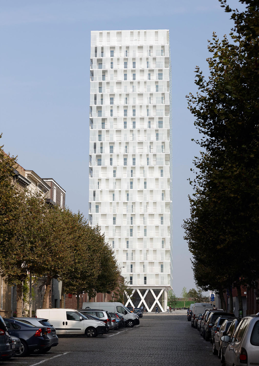 Ansicht Süd: Das Hochhaus erhebt sich über einem gewerblich genutzten Sockel mit kreuzweise angeordneten Betonstützen