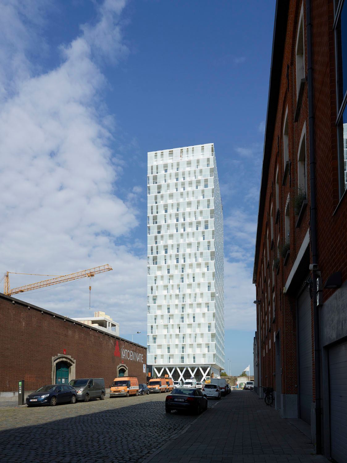 Das Gebäude ist Teil eines Stadtentwicklungsplans mit dem Ziel einer langfristigen Aufwertung des Areals entlang der ehemaligen Docks