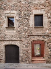 Das mit einer neuen Tür versehene alte Eingangstor in der restaurierten Ostfassade 