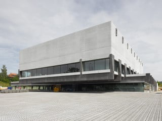 Nordwestansicht des Sporthallenkomplexes kurz vor der Fertigstellung 