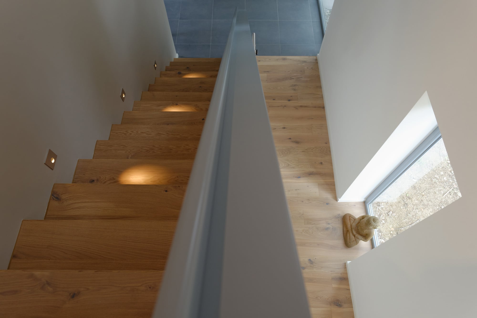 Einläufige Treppe im Elternhaus mit Blick zum Eingangsbereich
