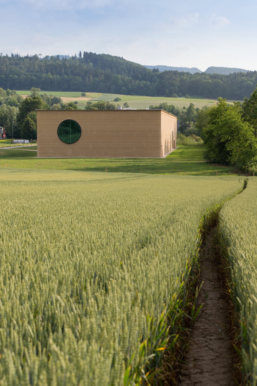 Ansicht Nordost: Zu jeder Seite öffnet sich die Halle über ein riesiges, kreisrundes Fenster
