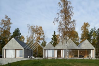 Fünf aneinander gereihte Satteldächer bilden das schwedische Sommerhaus, das entgegen der lokalen Bautradition nicht aus Holz, sondern aus Beton ist