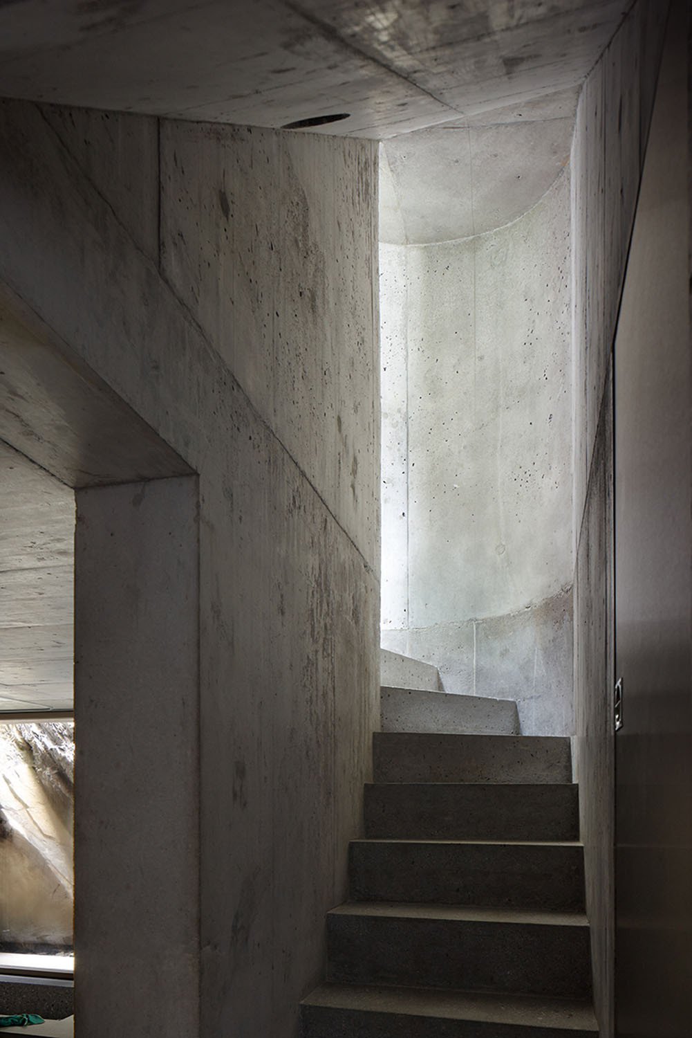 Eine schmale Betontreppe verbindet die Geschosse