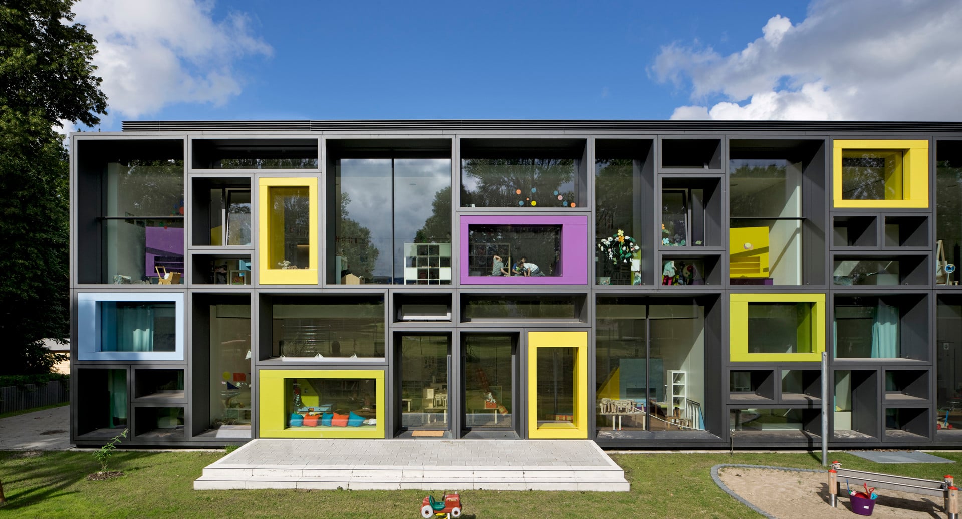Mit den farbigen Boxen erinnert die Fassade ein wenig an einen Setzkasten